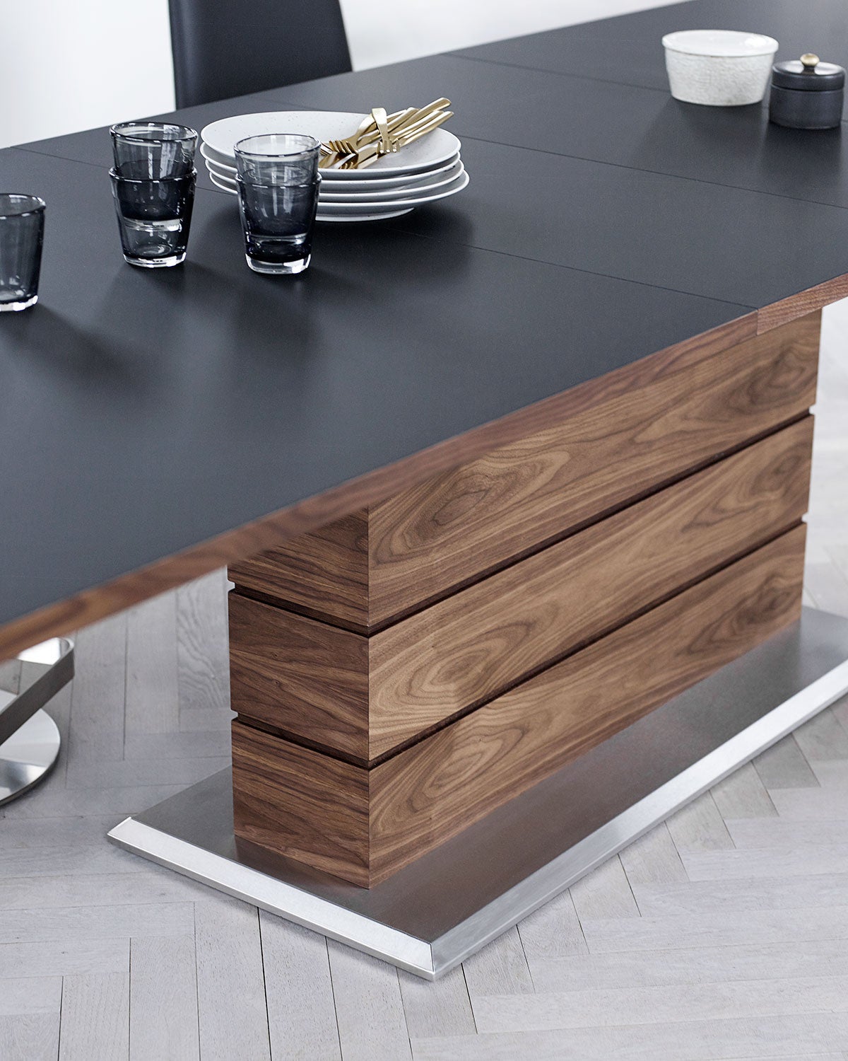 Sm30 Dining Table 100X200-280 cm Oiled Walnut / Black Laminate