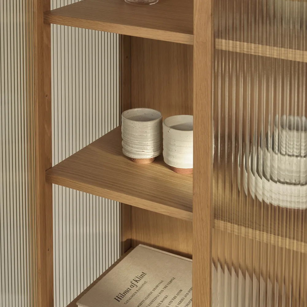 Reed Vitrine - Natural Oak