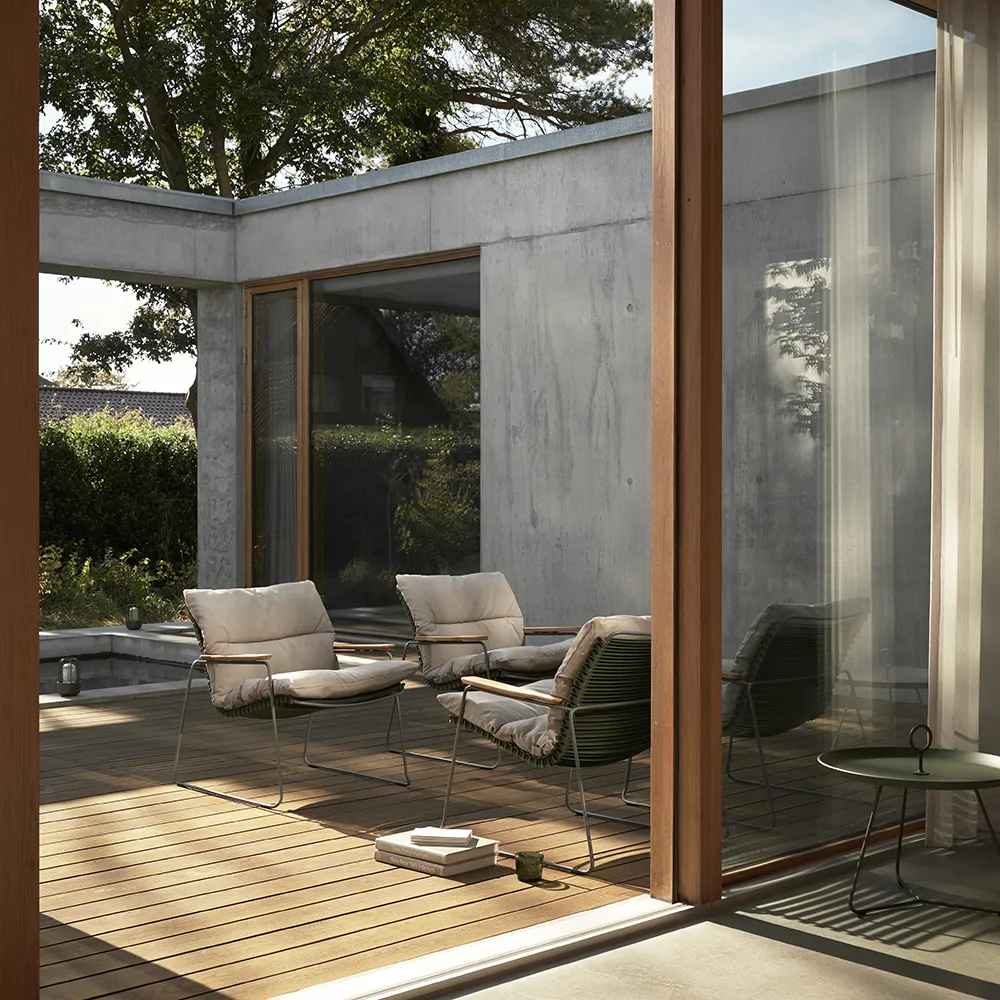 Click Roomy lounge chair Paprika. Frame: Grey. Armrest: Bamboo