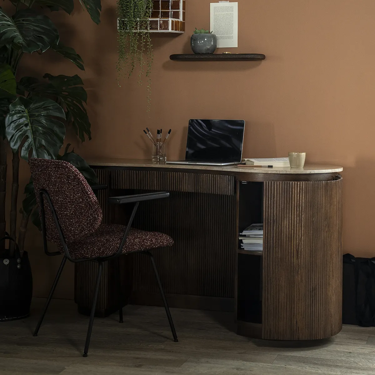 Mari Desk