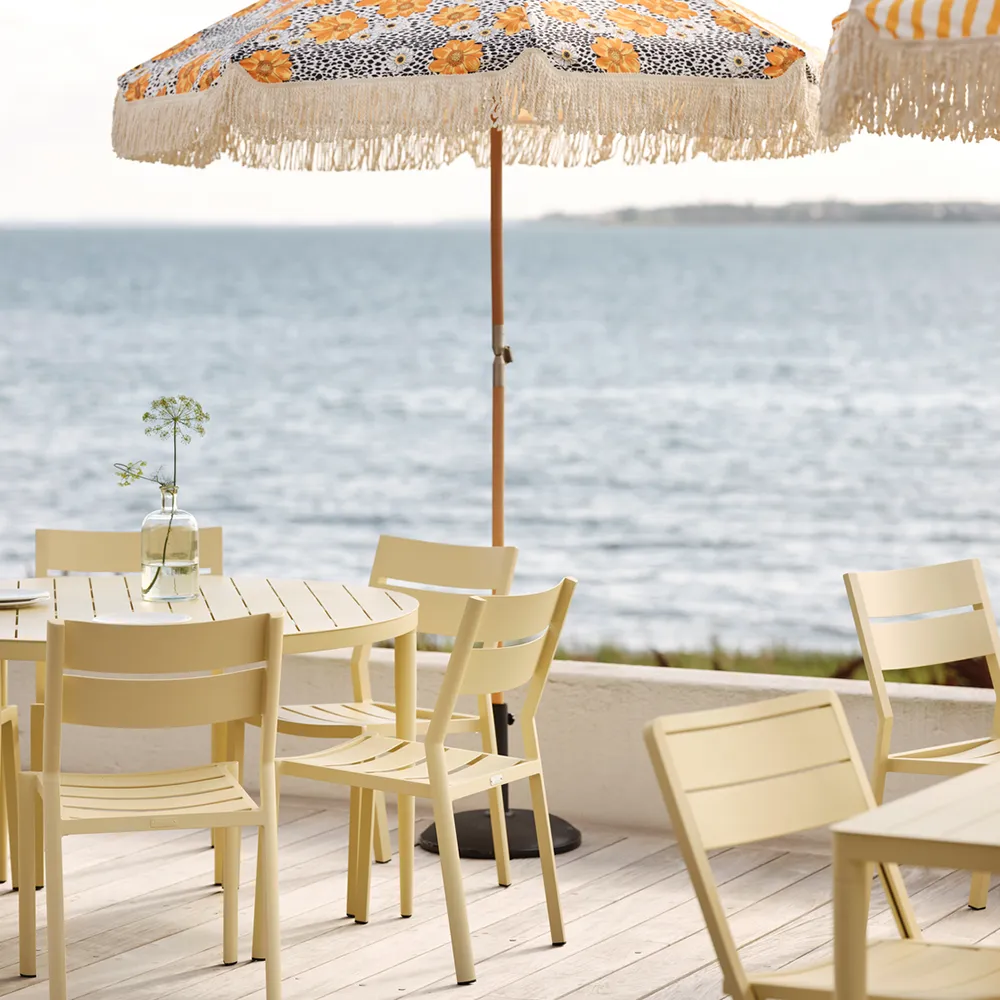 Bigby/Delia round dining set