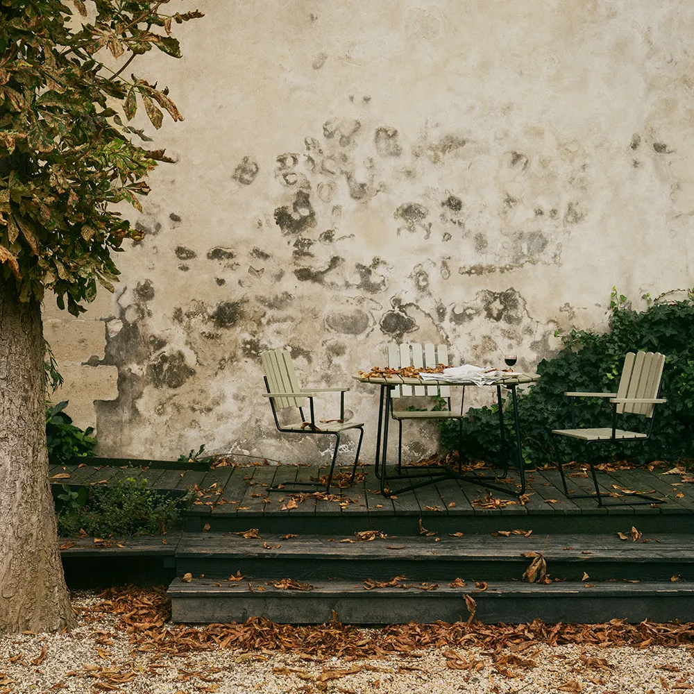 Table 9A 100 Green lacquered Oak / Black Stand