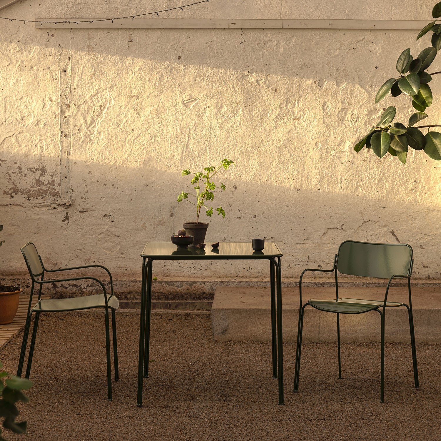 Libelle dining table 70x70 cm green