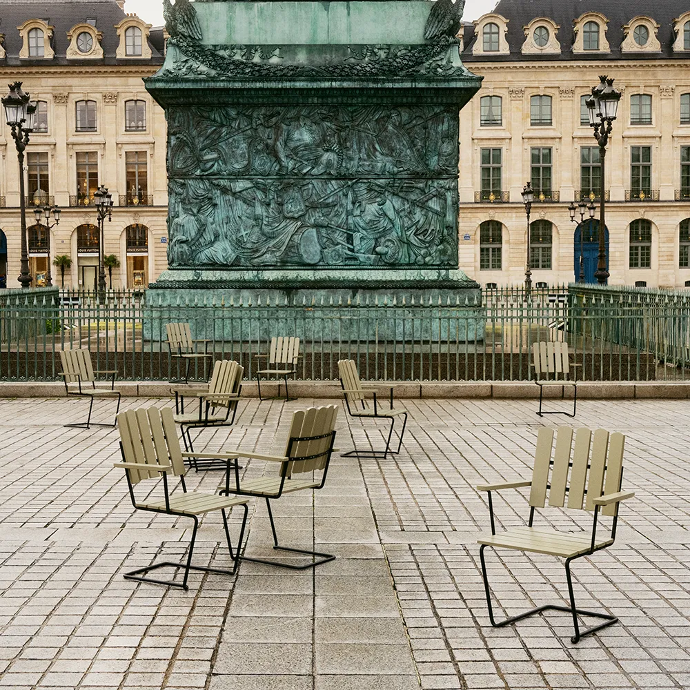 A2 Armchair Green lacquered Oak / Black Frame