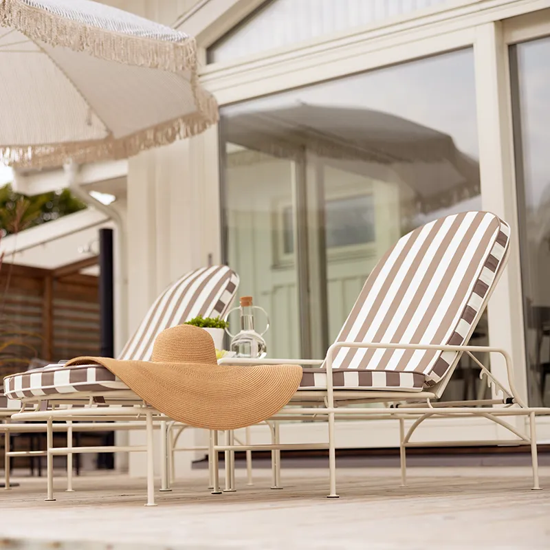 Arts sun lounger Soft White / Blue Stripes