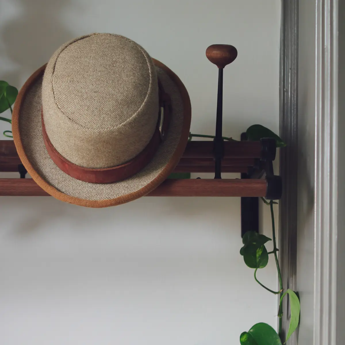 Nostalgi 291 Hat shelf Walnut Black