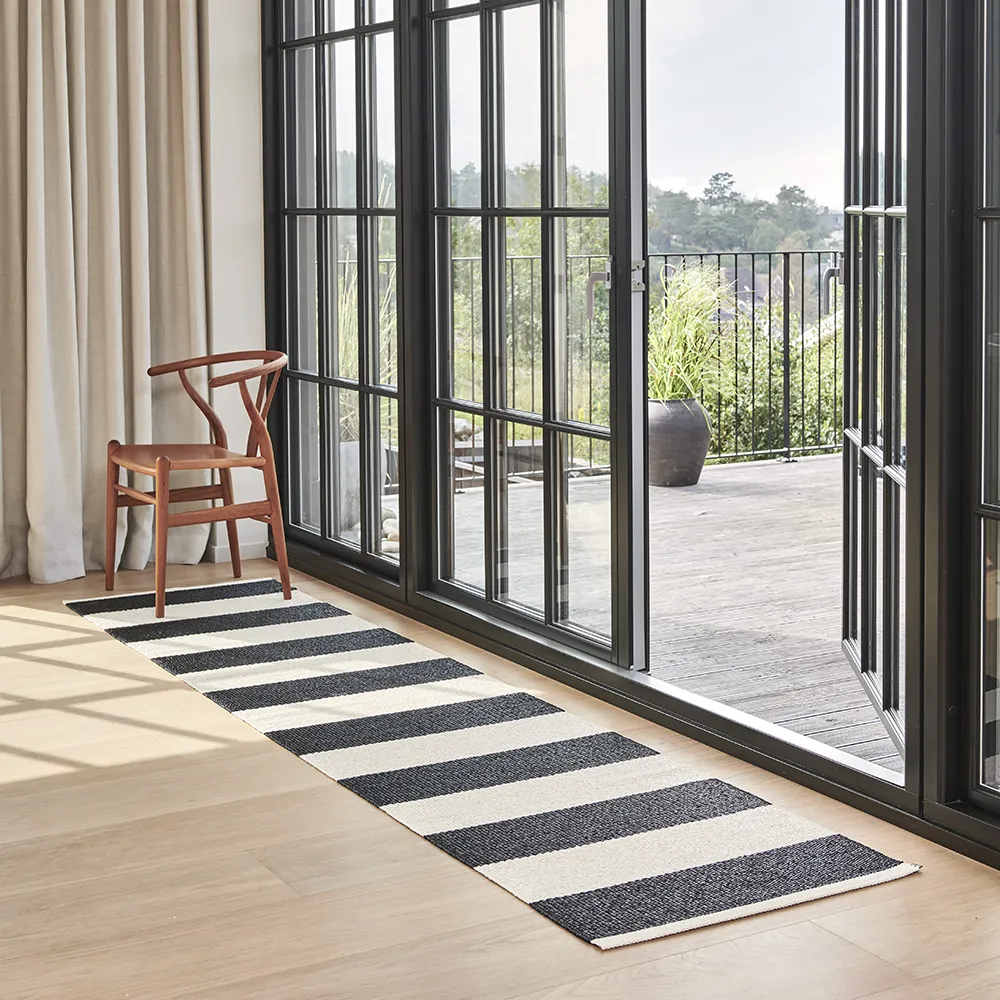 Bob Carpet Black/Vanilla 70 x 300 cm