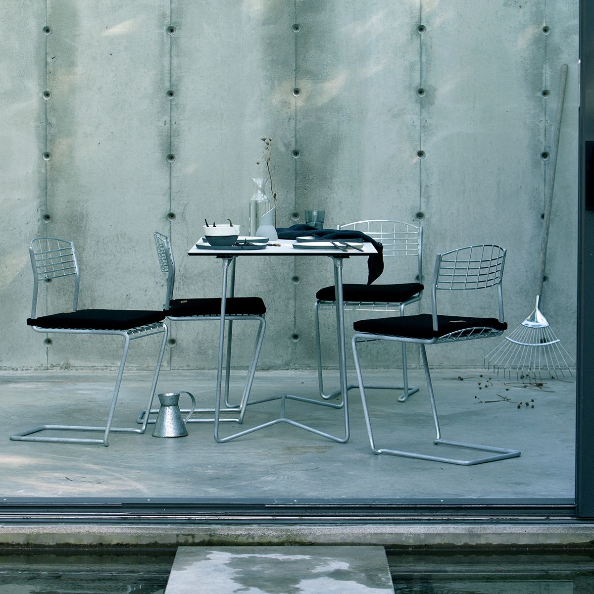 High Tech Dining Group Black