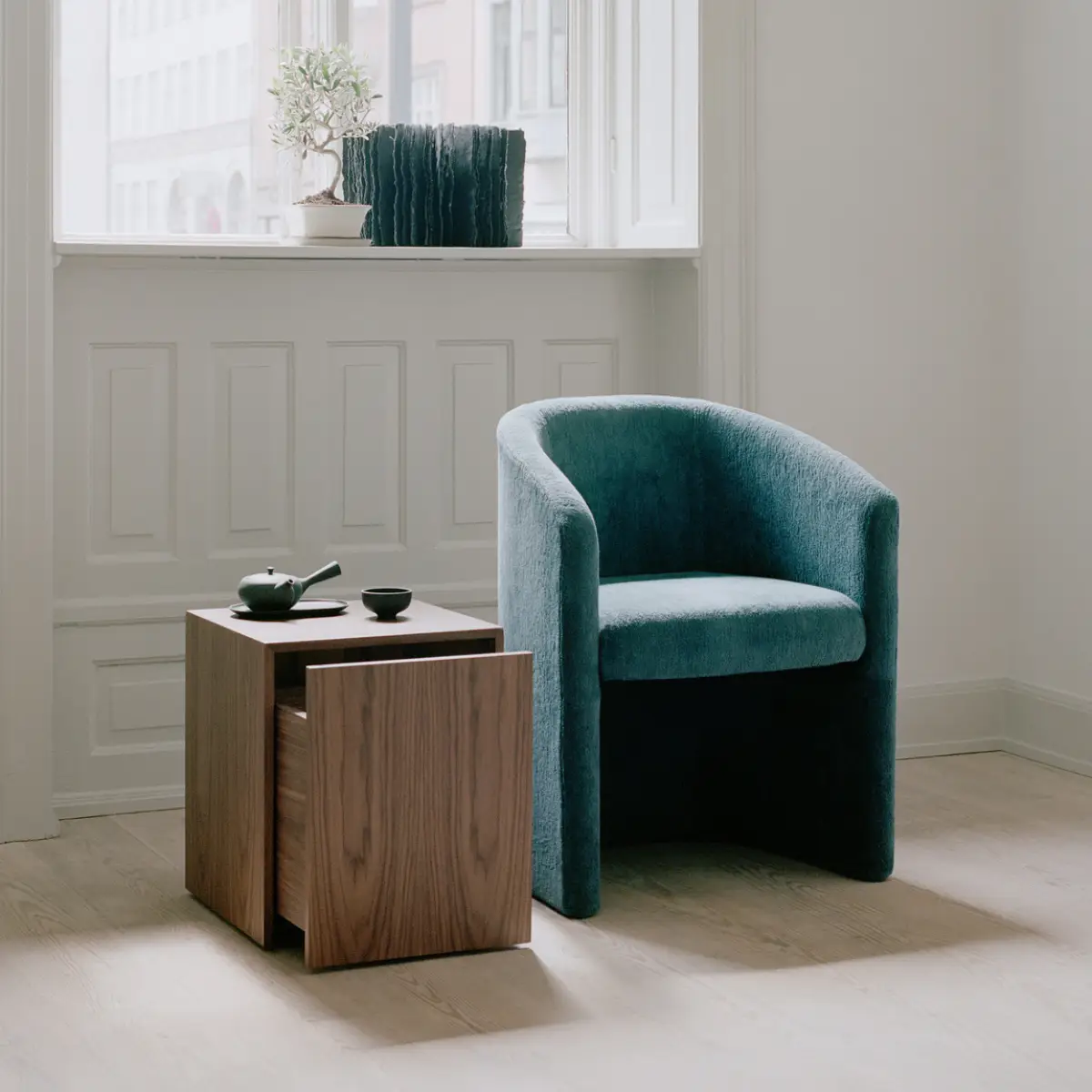 Mass Side Table w. Drawer Walnut
