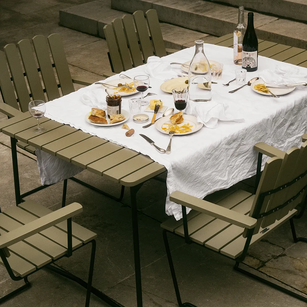 Table B31 170 Green lacquered oak / Black frame