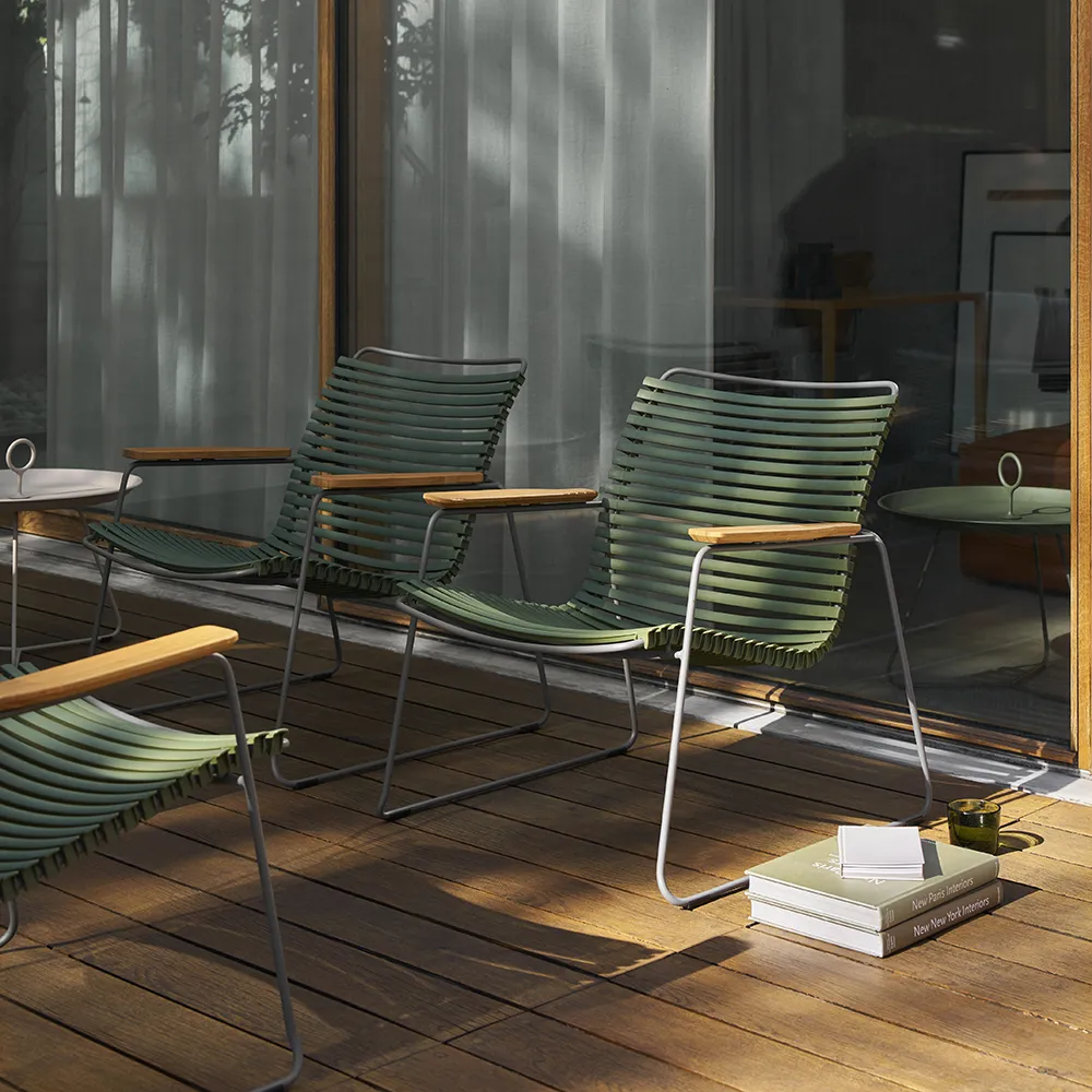 Click Roomy lounge chair Pigeon blue. Frame: Grey. Armrest: Bamboo