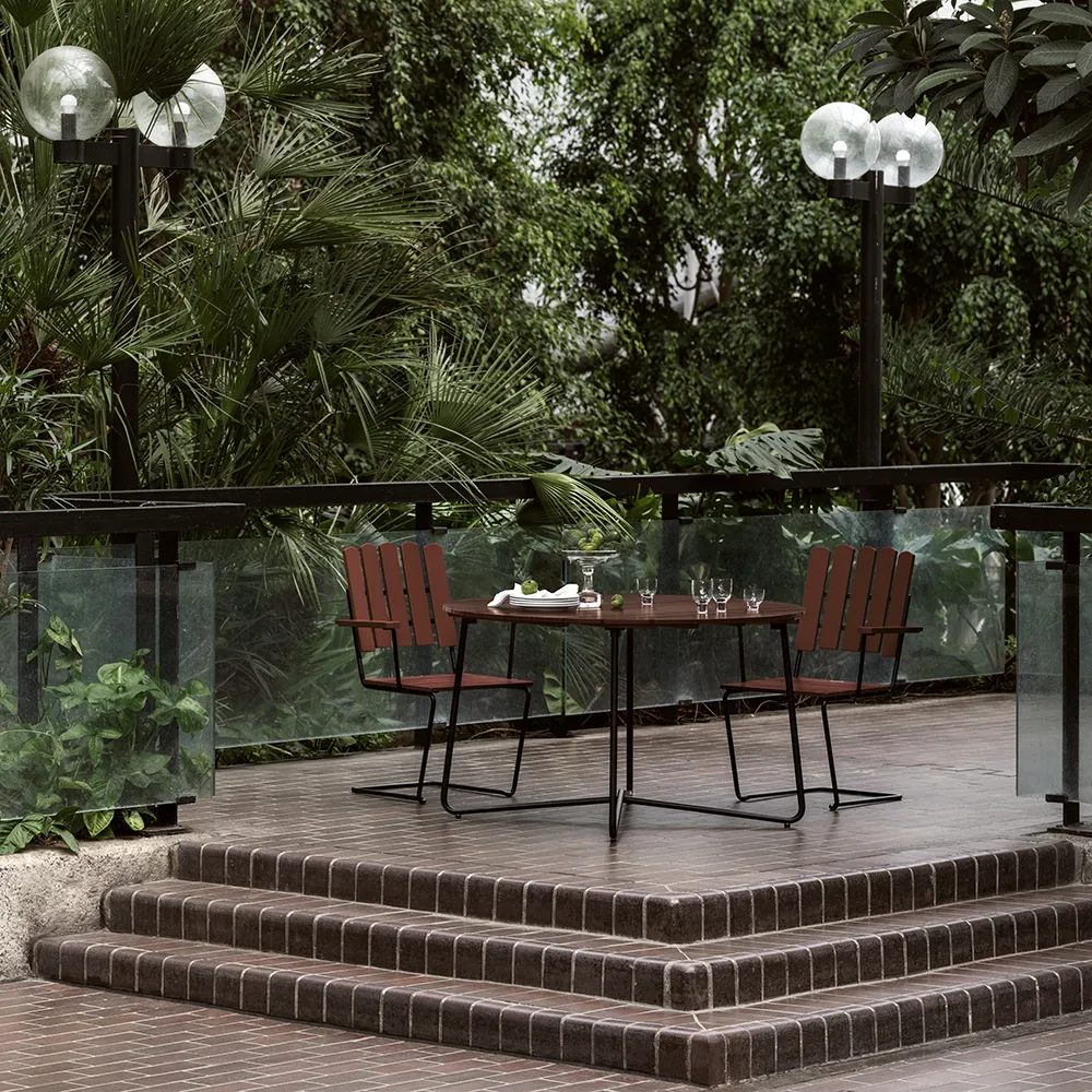 A2 armchair Dark Red Lacquered Oak / Black