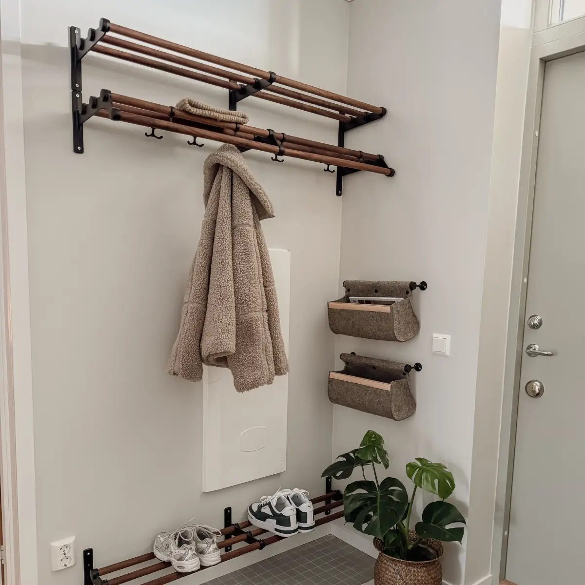 Nostalgi 291 Hat shelf Walnut White