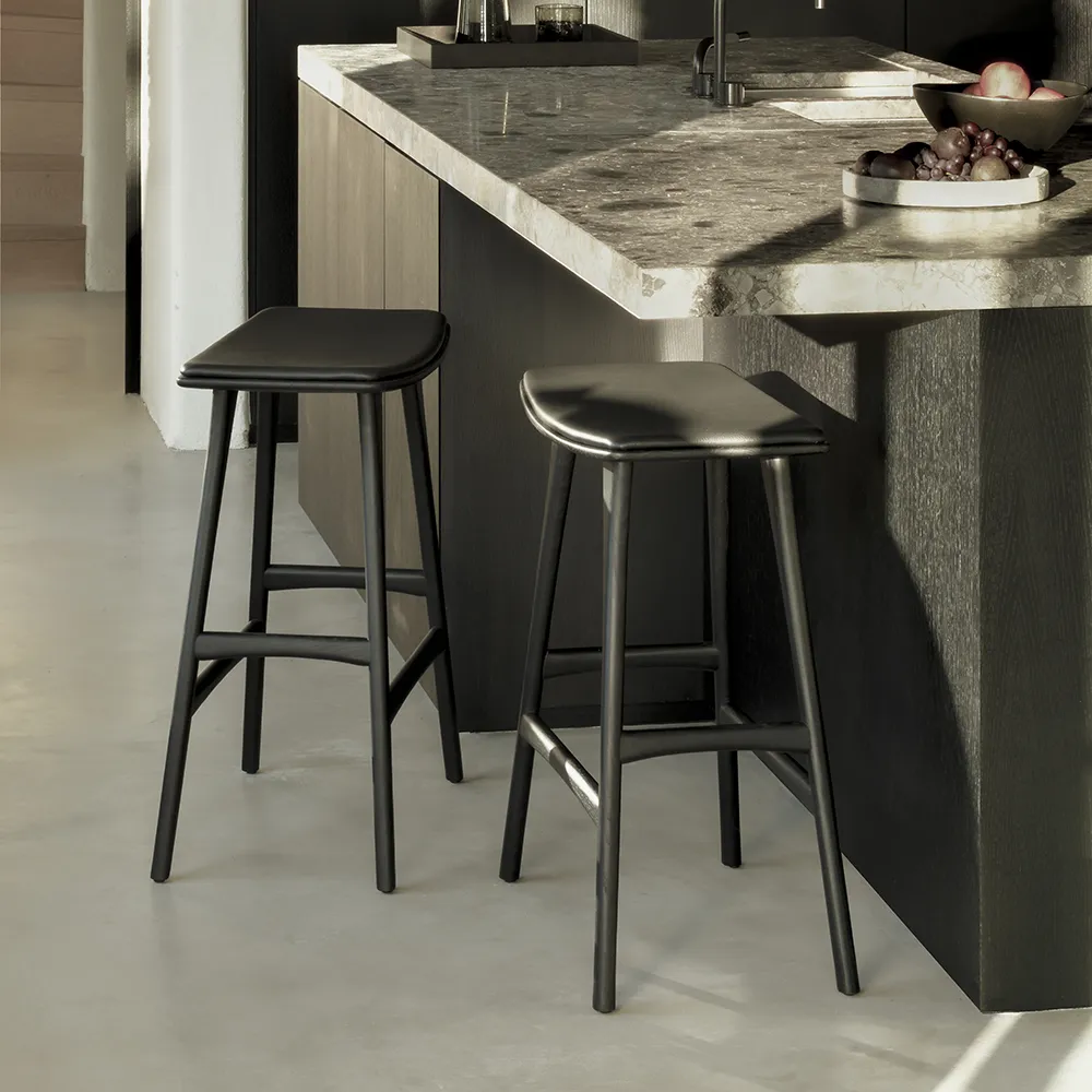 OssoBarstool Low Black varnished oak7Black leather
