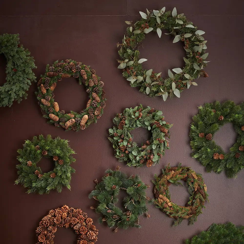 Christmas wreath with pine cones 45 cm