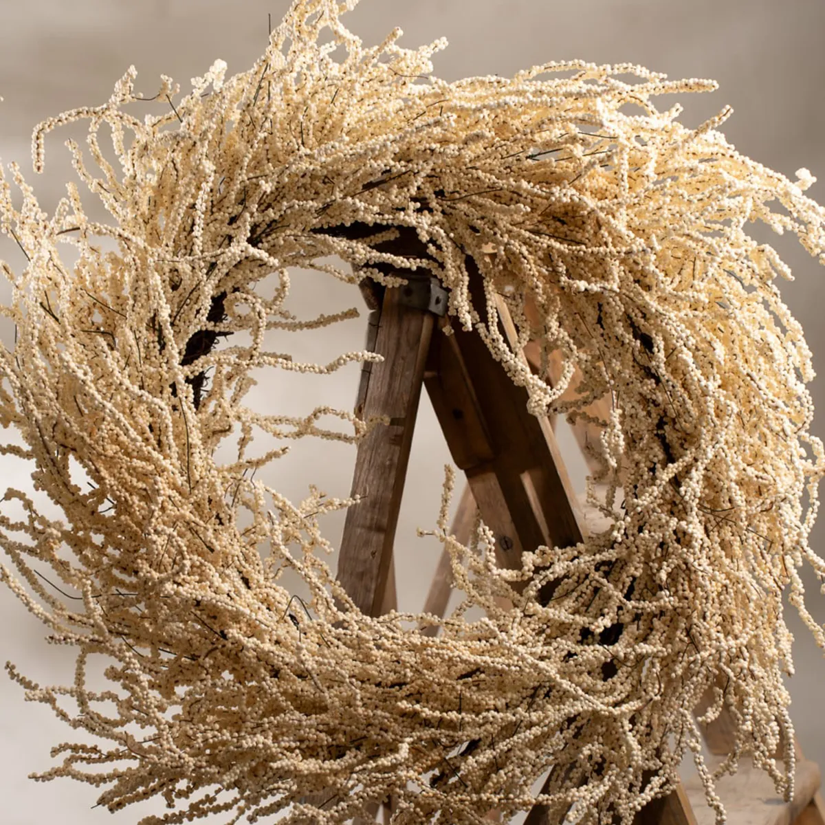 Berry wreath Ø60 cm white