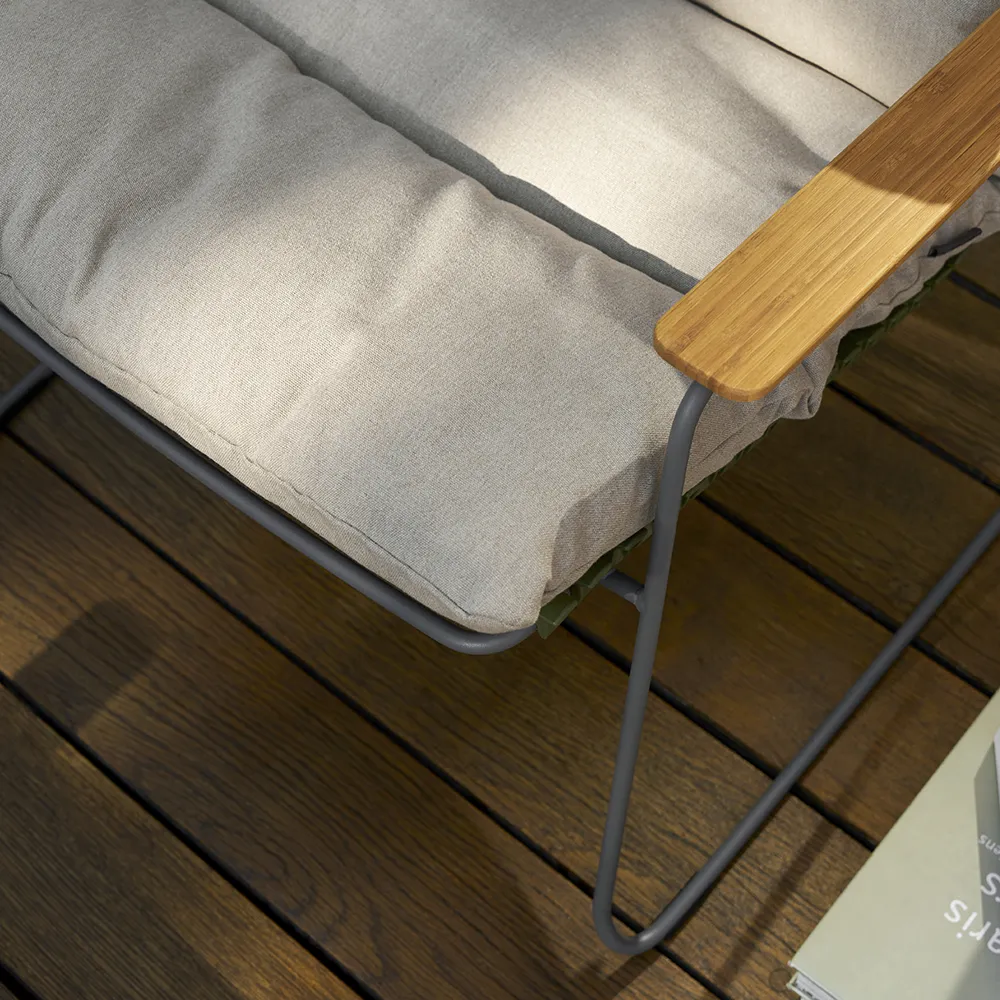 Click Roomy lounge chair Beige. Frame: Grey. Armrest: Bamboo