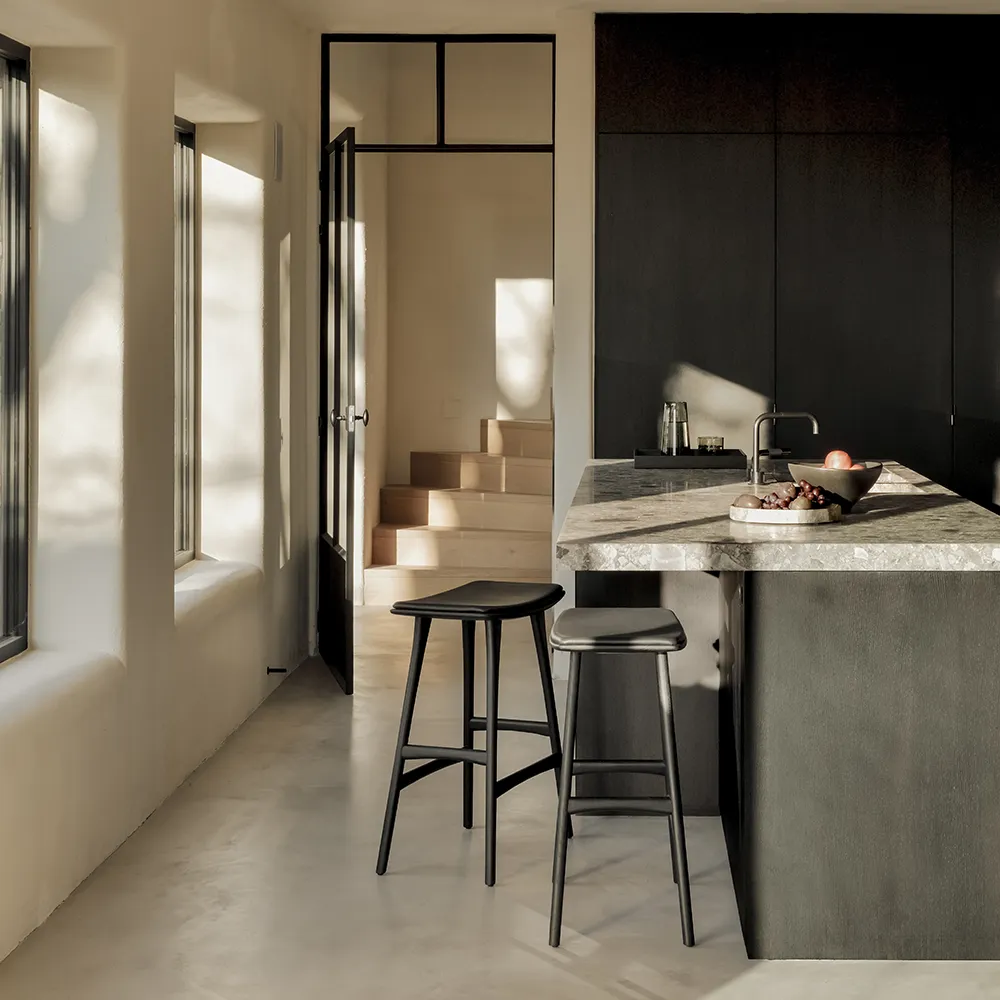 OssoBarstool Low Black varnished oak7Black leather