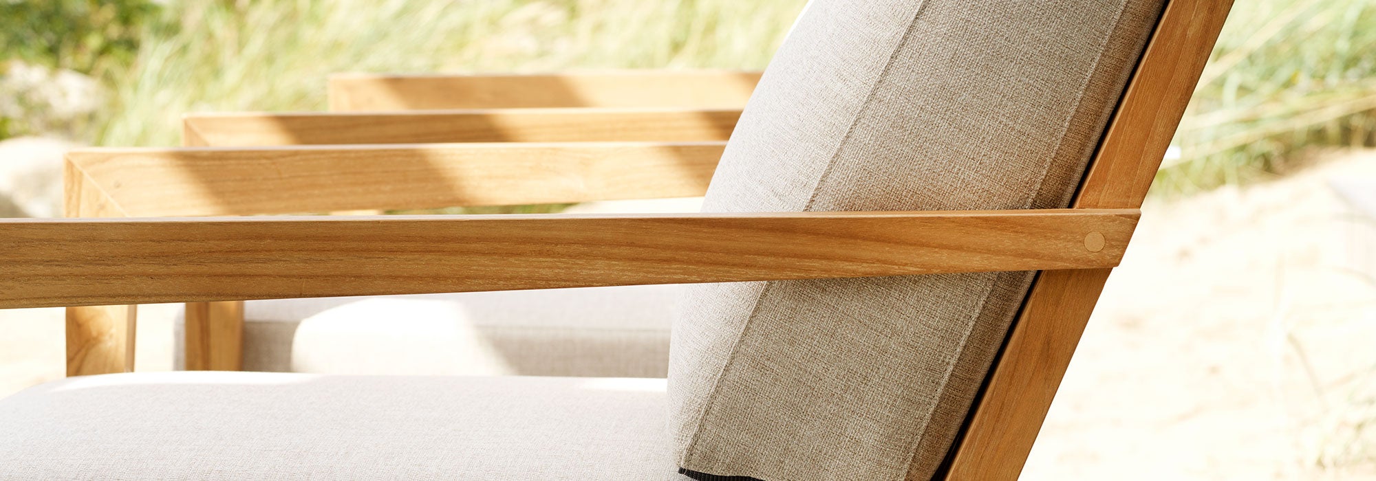 Populär armchair natural/black teak 