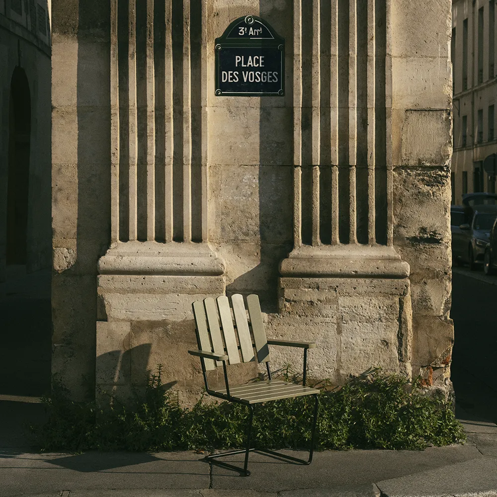 A2 Armchair Green lacquered Oak / Black Frame