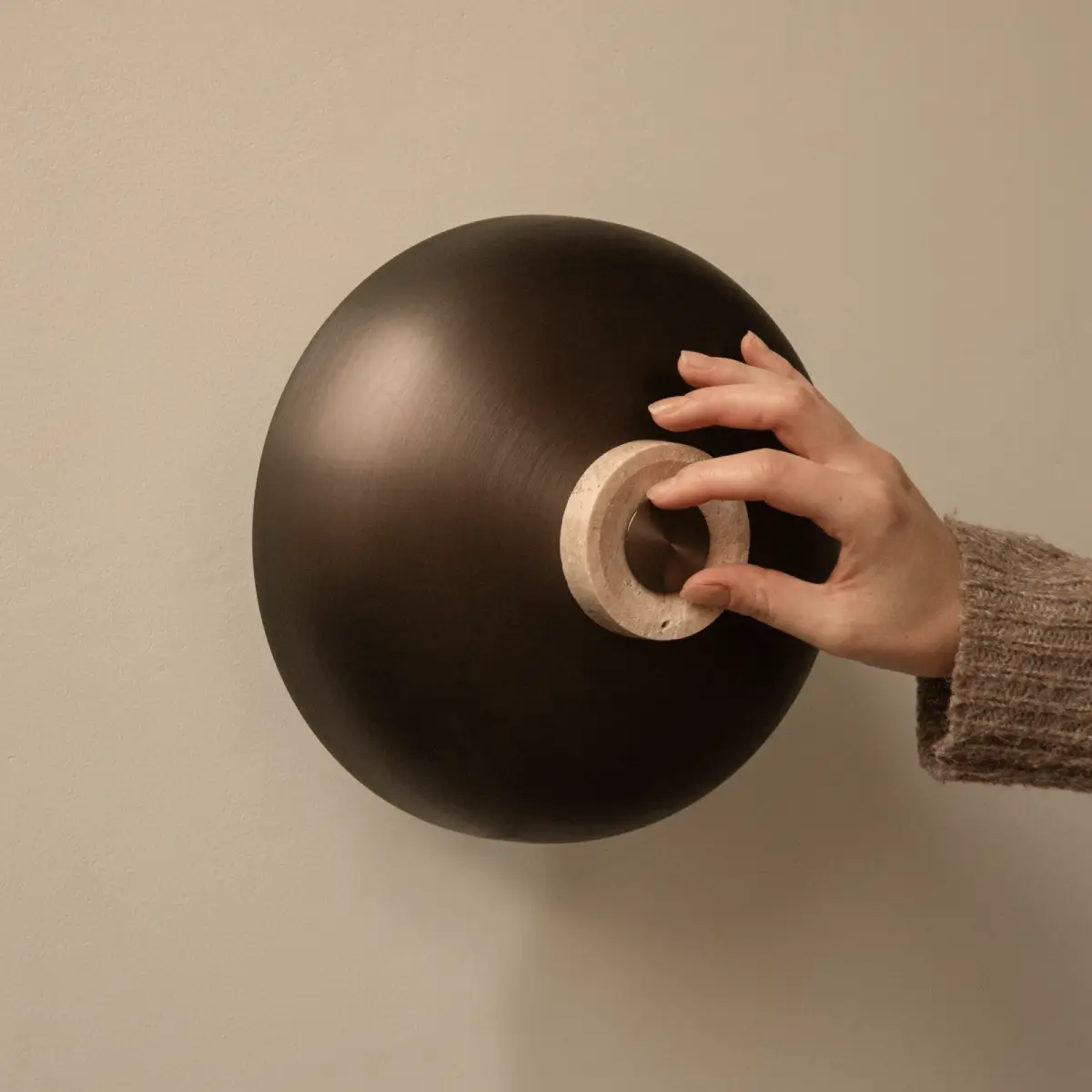 Reverse Wall Lamp Travertine, Sand/Aluminium Bronze