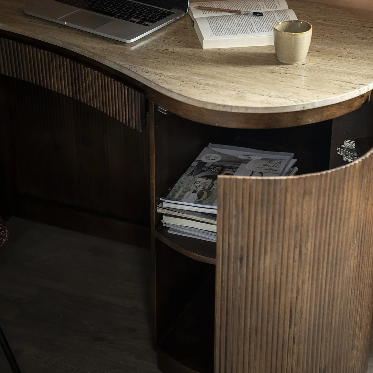 Mari Desk