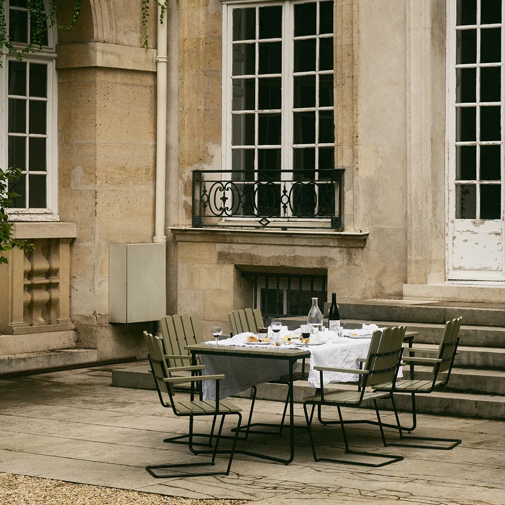 Table B31 170 Green lacquered oak / Black frame