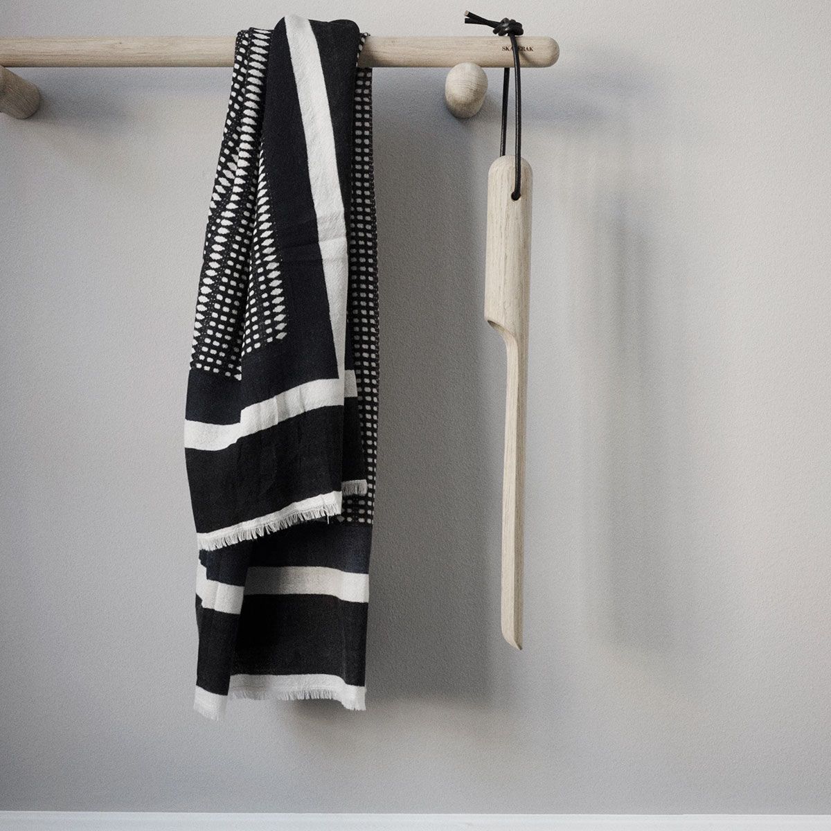 Georg coat hanger 115 cm Black Oak