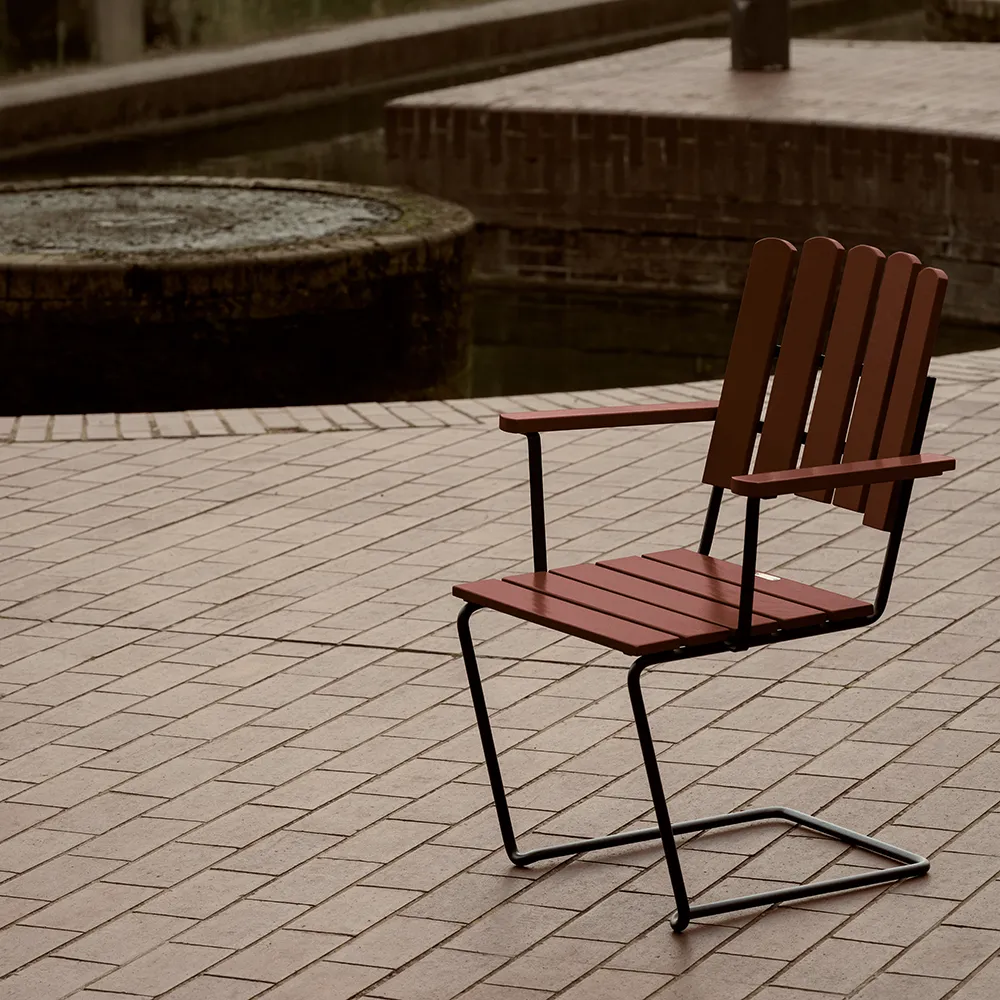 A2 armchair Dark Red Lacquered Oak / Black