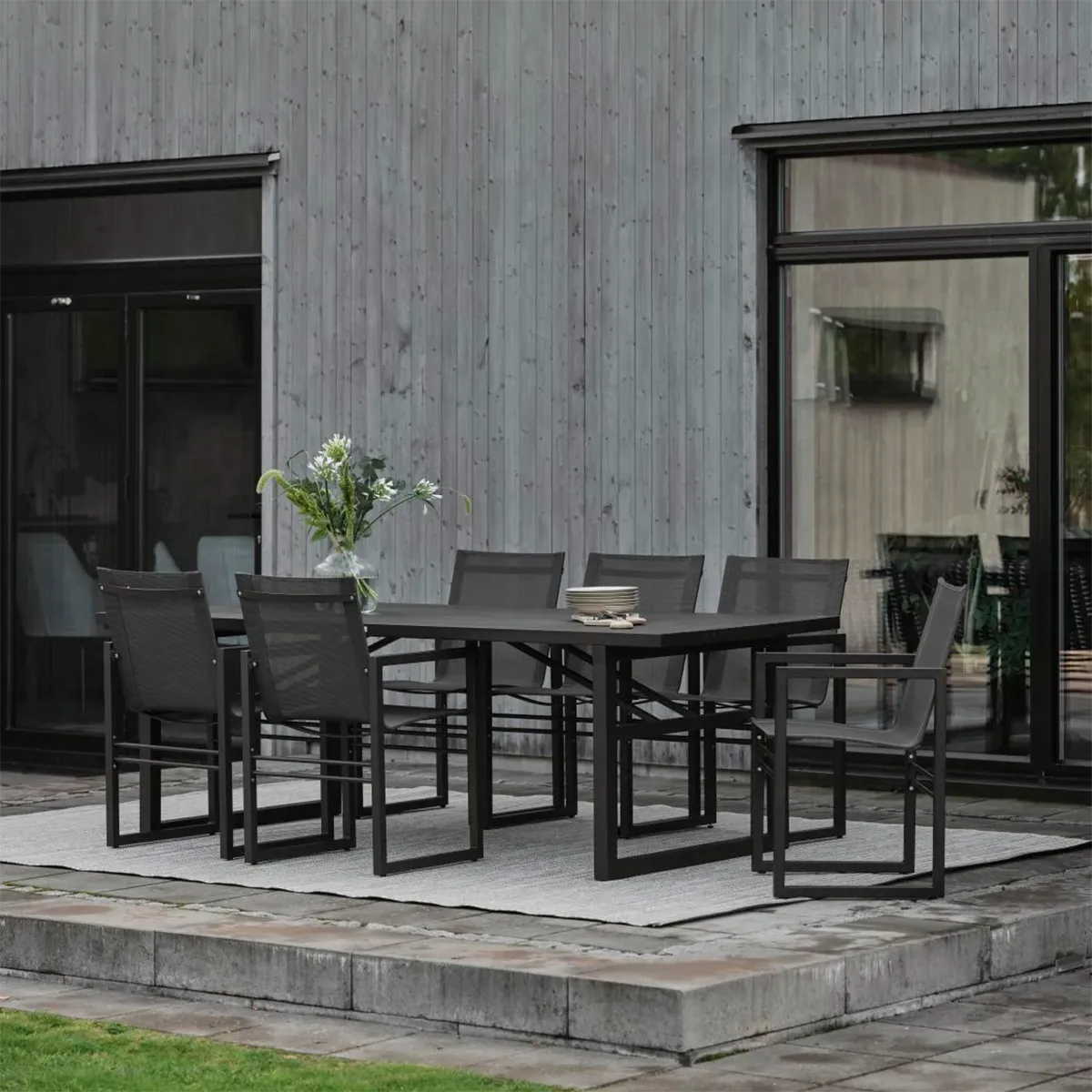 Vevi dining chair black