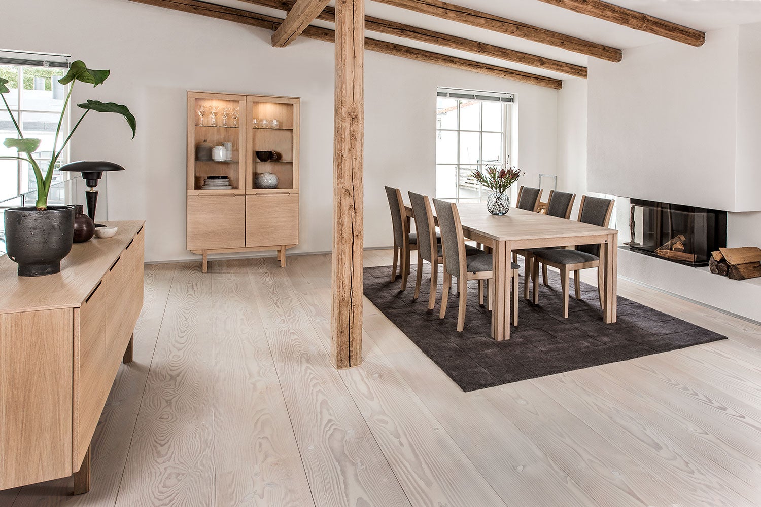 Sm307 Cabinet Oak Lacquer 98X41X182cm