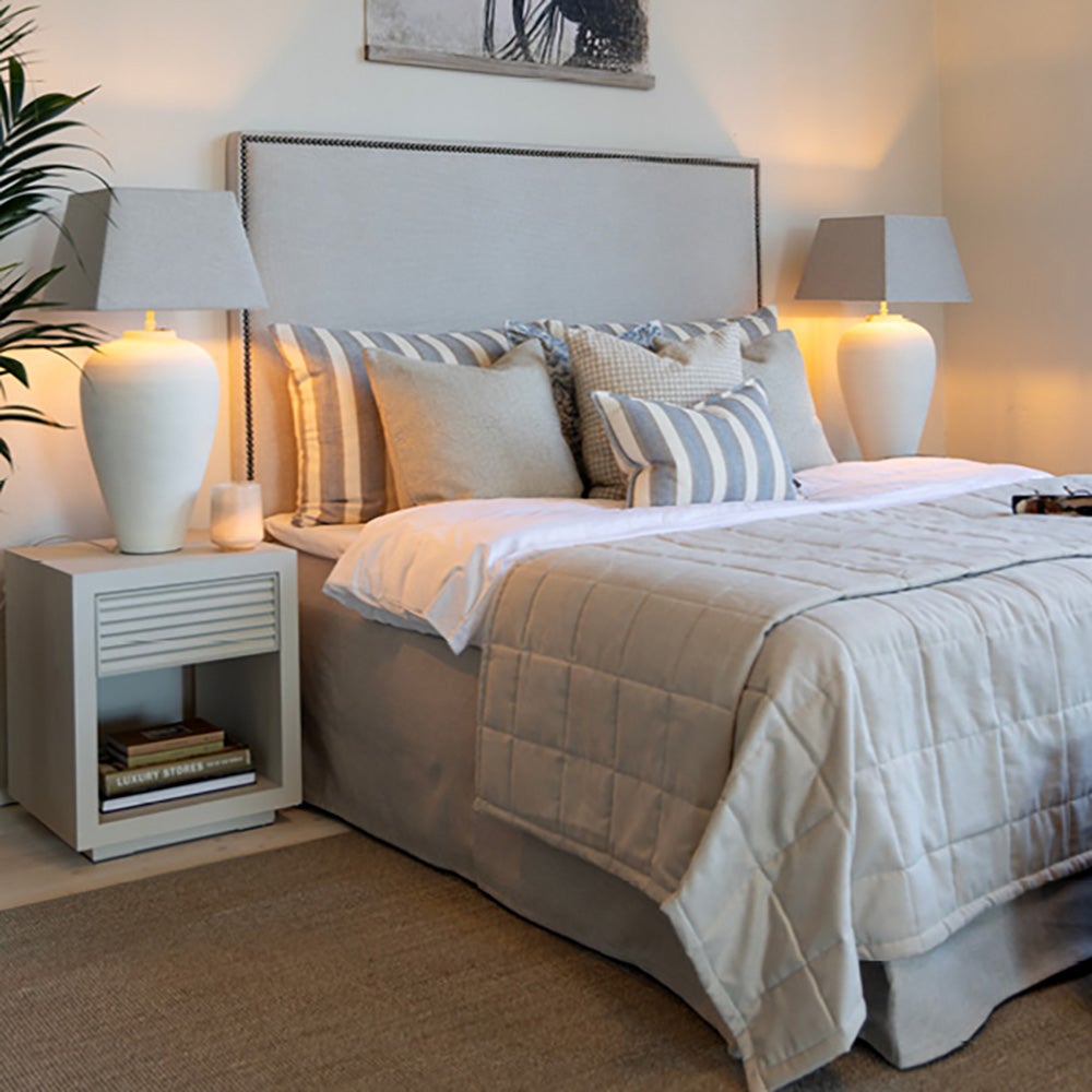 HAYDEN bedside table in oak veneer-Ivory mist