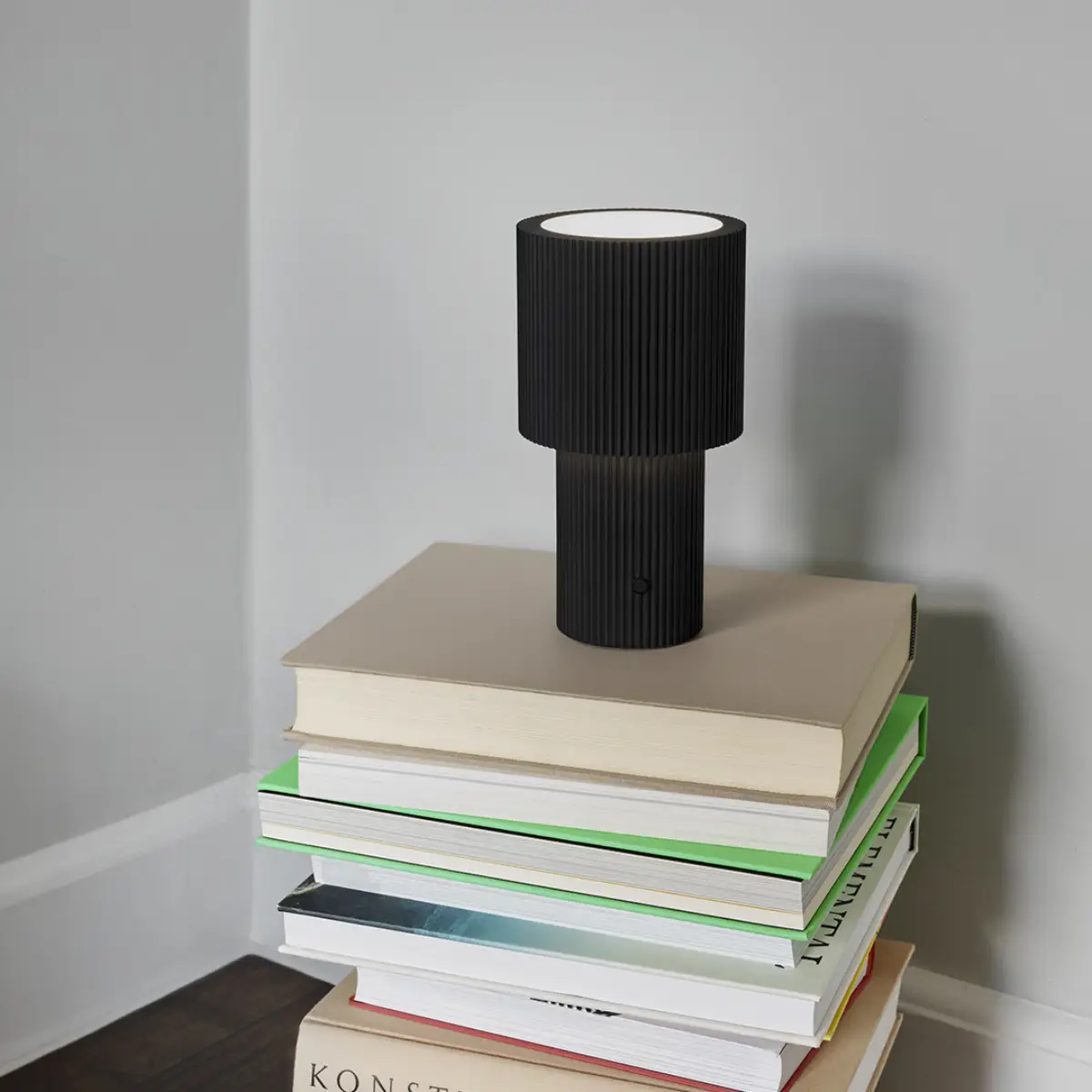 Iluma portable table lamp Ø12.2 x H22.1 cm Metal Jet Black