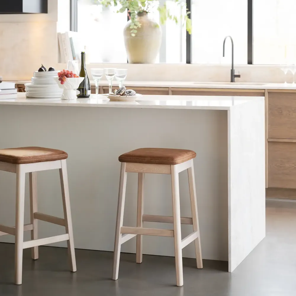 Livermore bar stool white pigmented oak/leather
