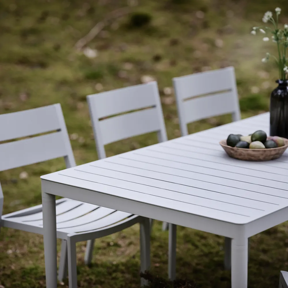 Bigby/Delia dining set