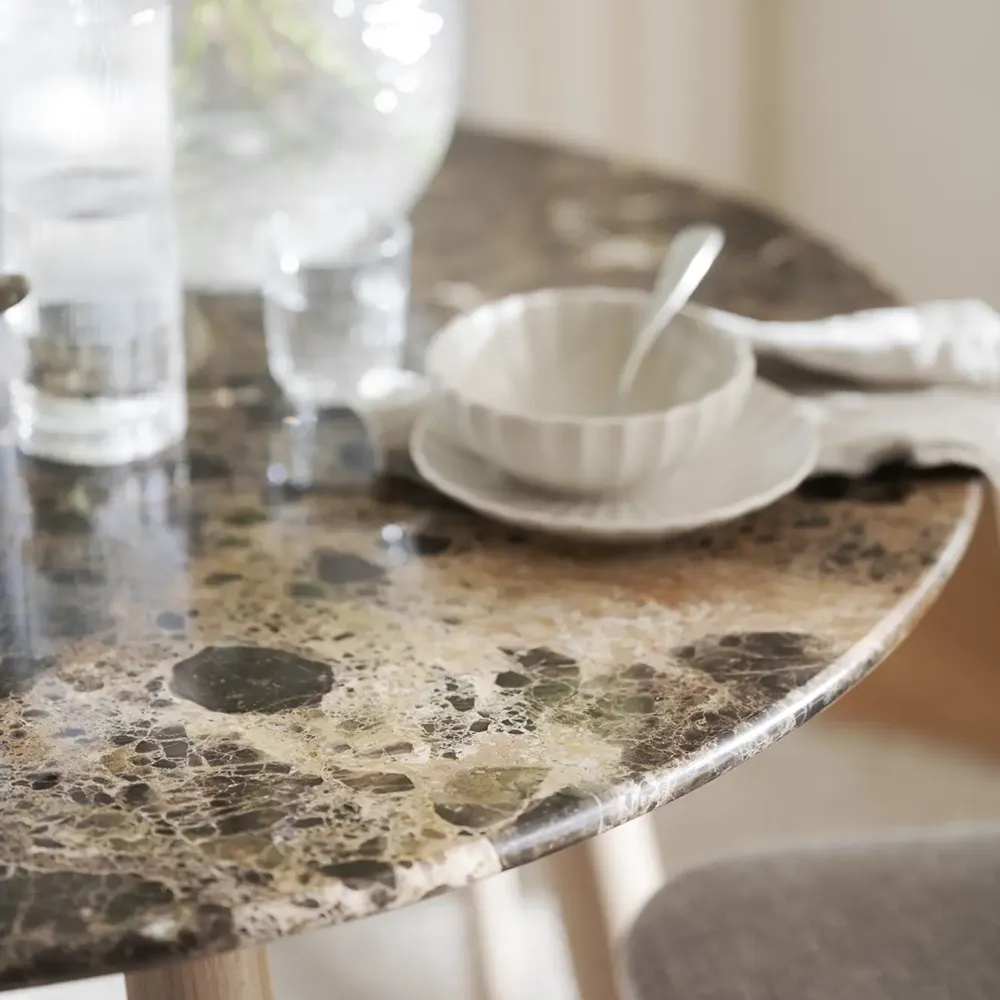 Taransay dining table Ø125 cm brown marble/white pigmented oak