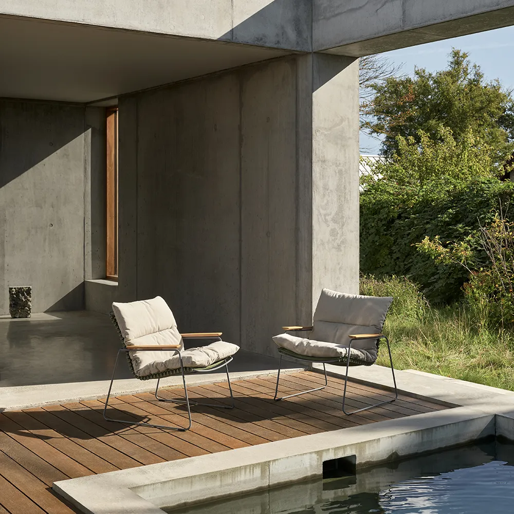 Click Roomy lounge chair Pigeon blue. Frame: Grey. Armrest: Bamboo