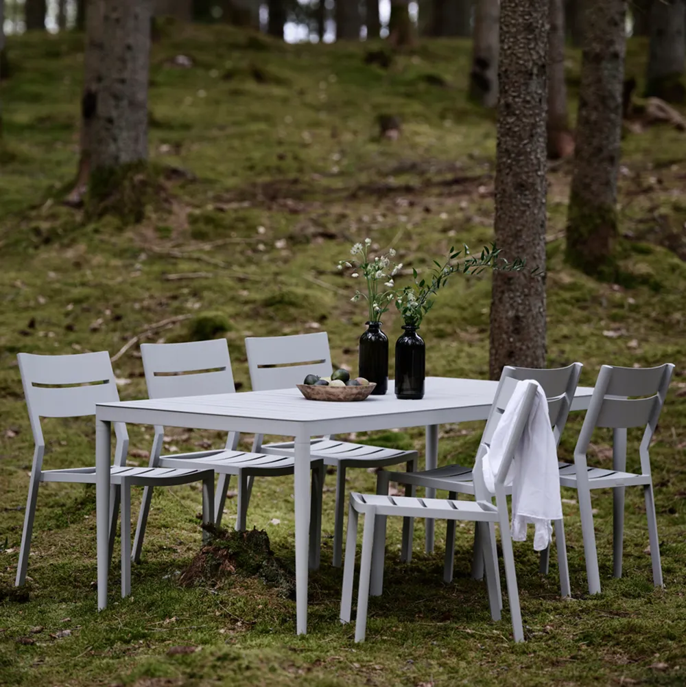 Bigby/Delia dining set