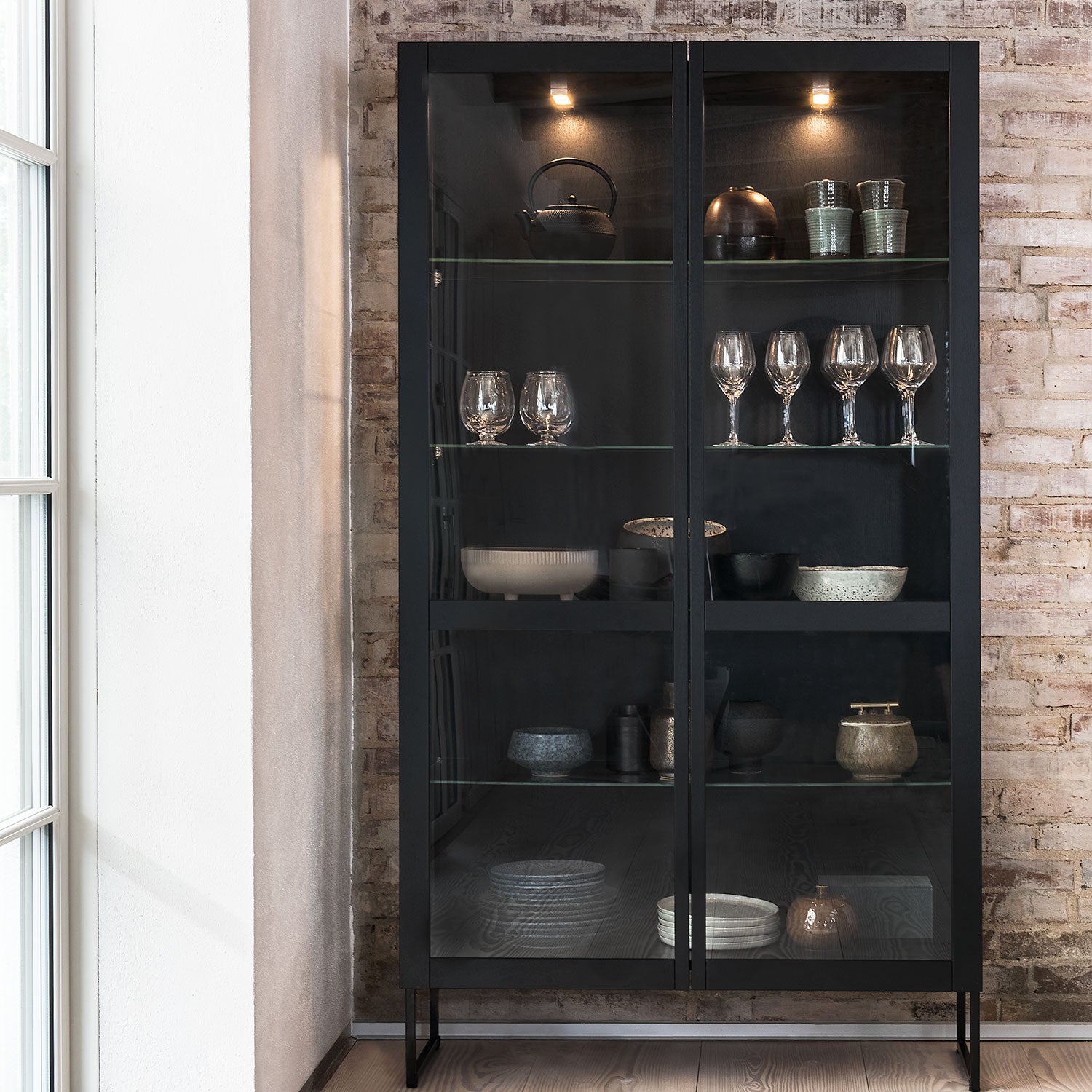 Sm452 Display Cabinet Black Oak Lacquer 100X43X162cm