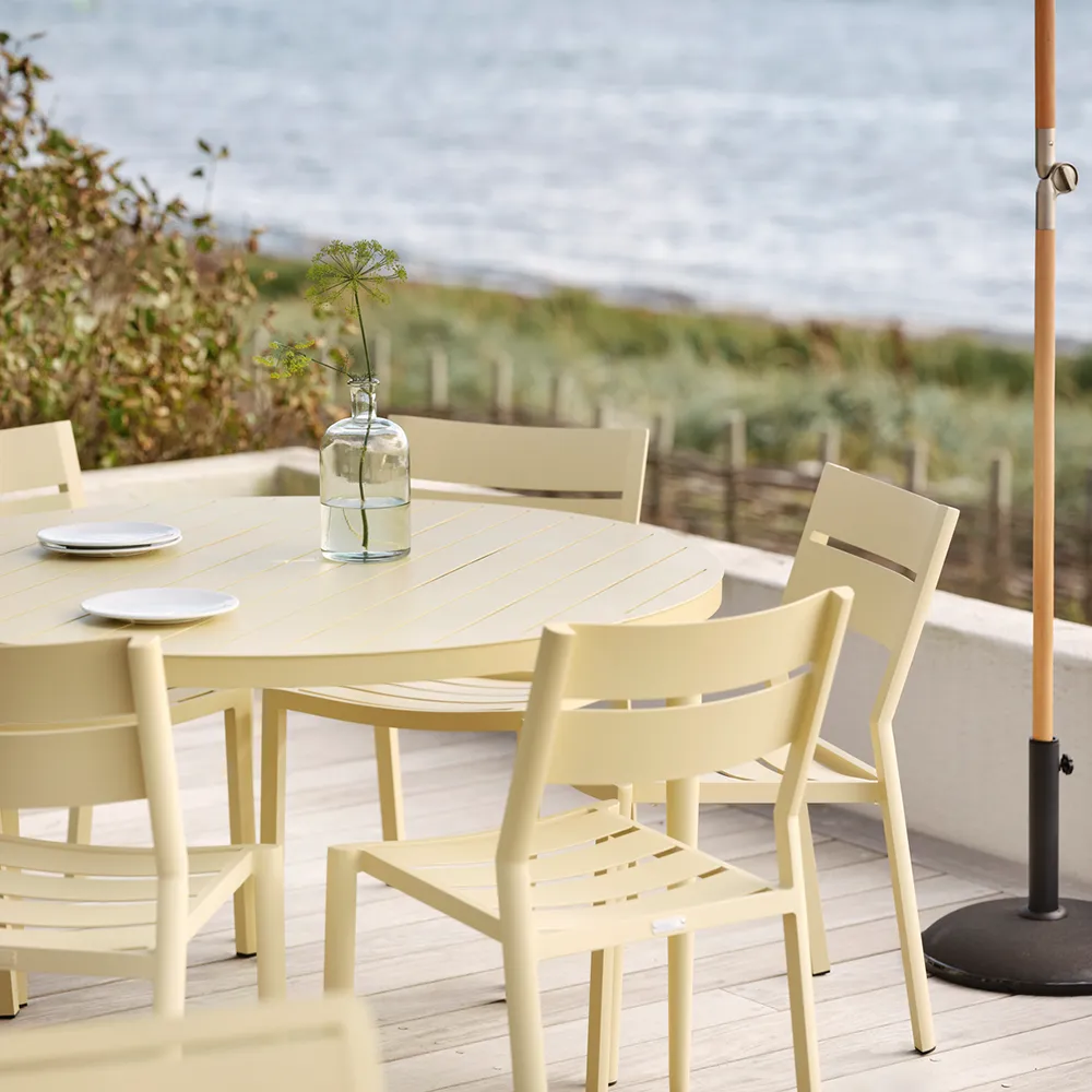 Bigby/Delia round dining set