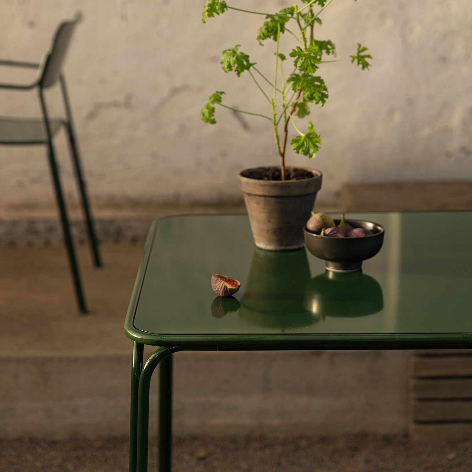 Libelle dining table 70x70 cm green