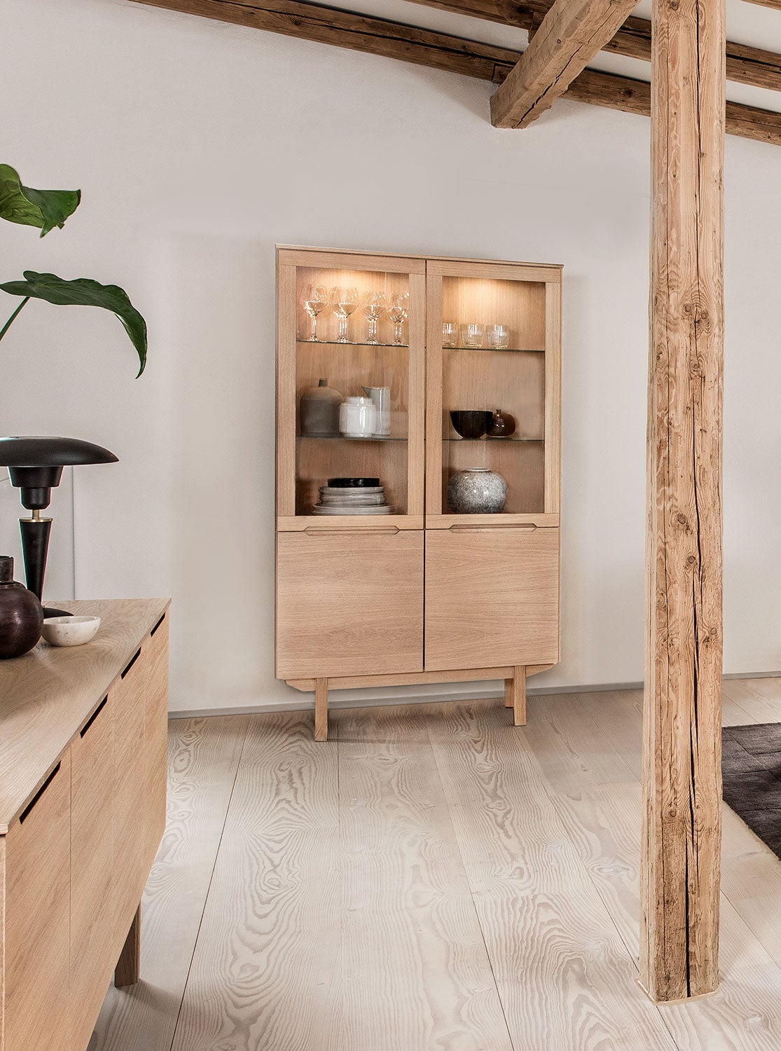 Sm307 Cabinet Oak Lacquer 98X41X182cm