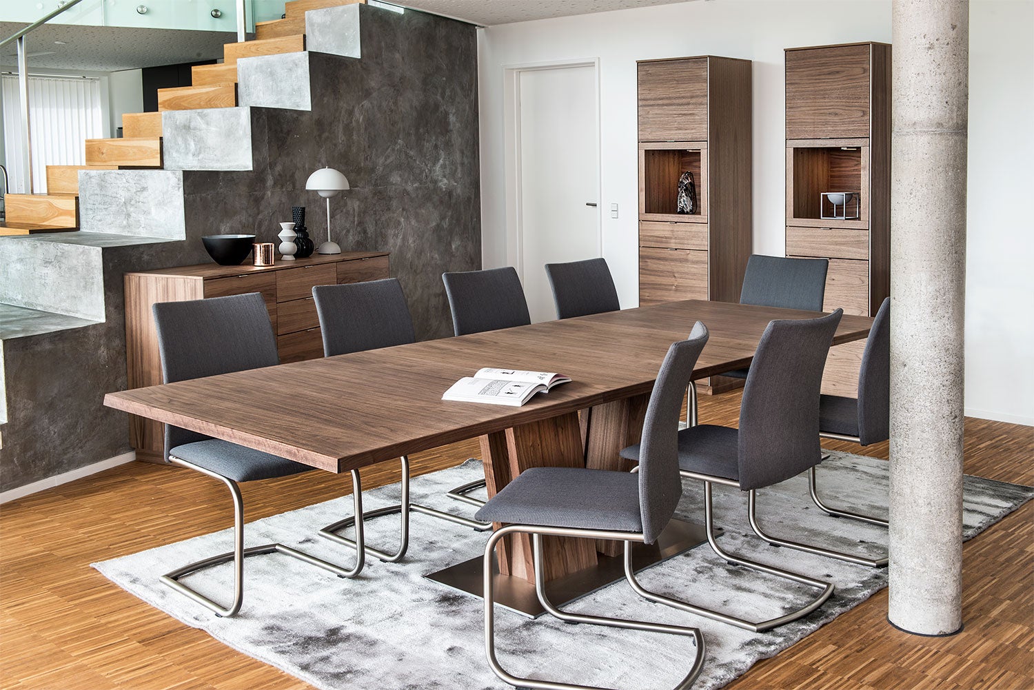 Sm914 Display cabinet Oak lacquer