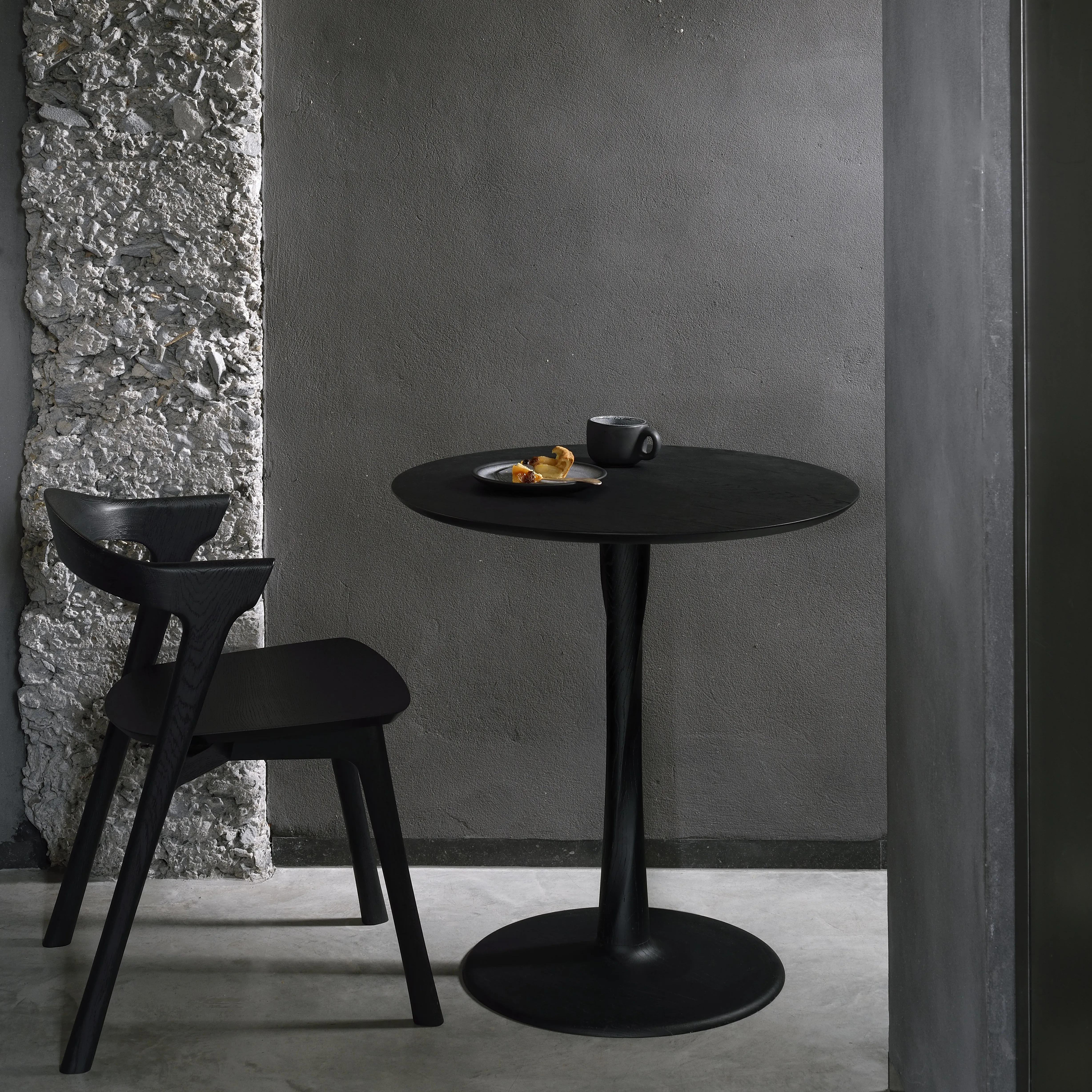 Torsion Dining Table Ø70 cm Black Oak