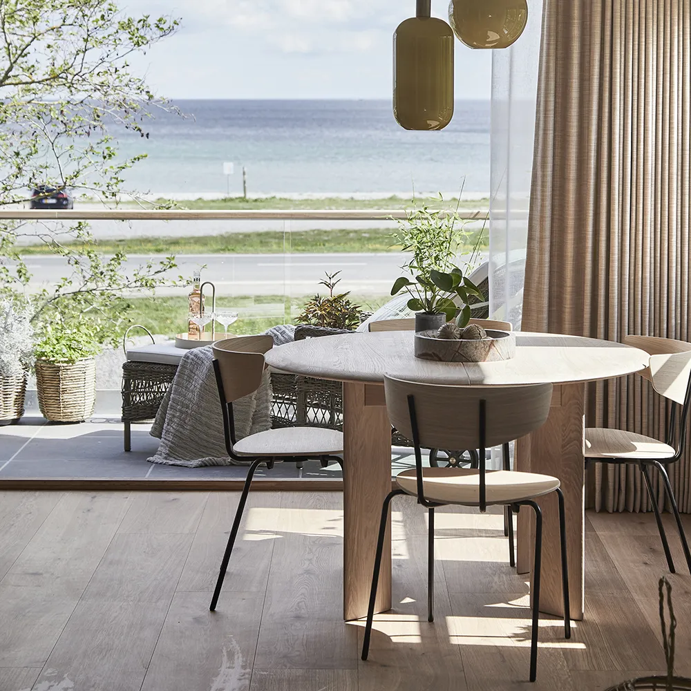 Bevel Dining table Ø117 cm - White Oiled Oak