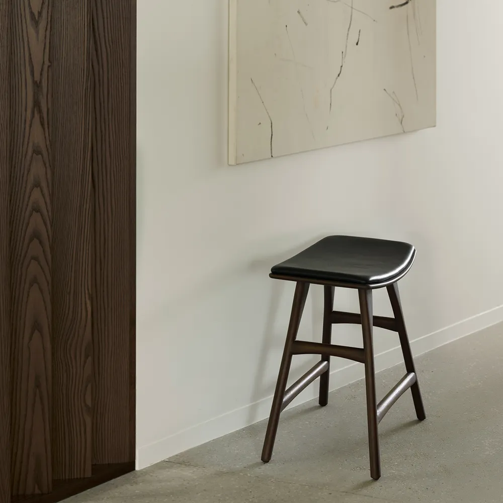 Osso Stool Brown lacquered teak/Black leather