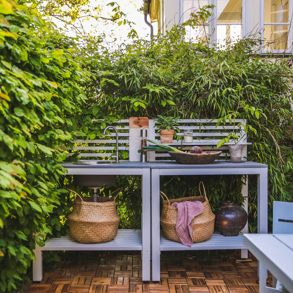 Bellac outdoor kitchen relief table white