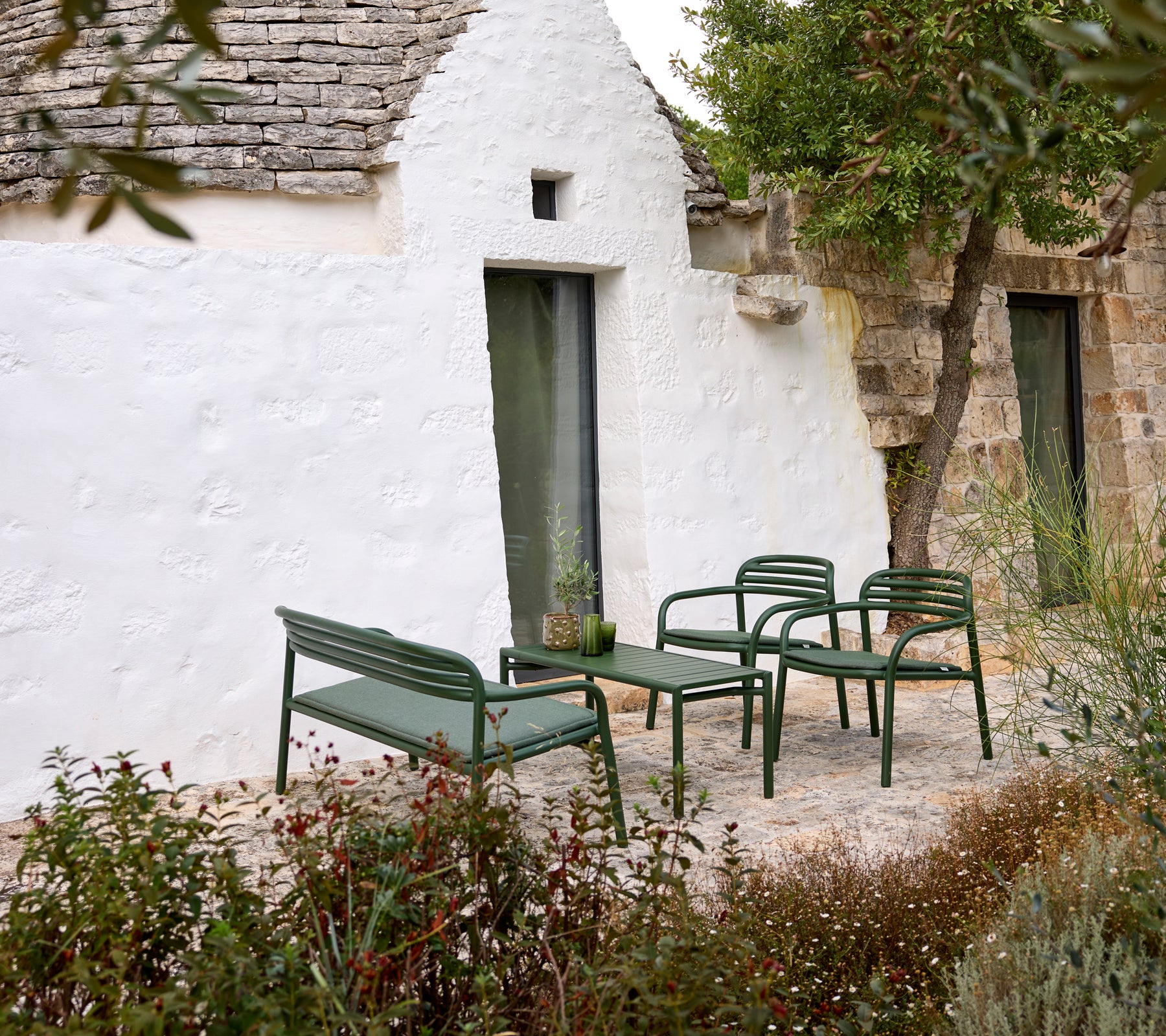 Bliss lounge chair, stackable Dark green, aluminium